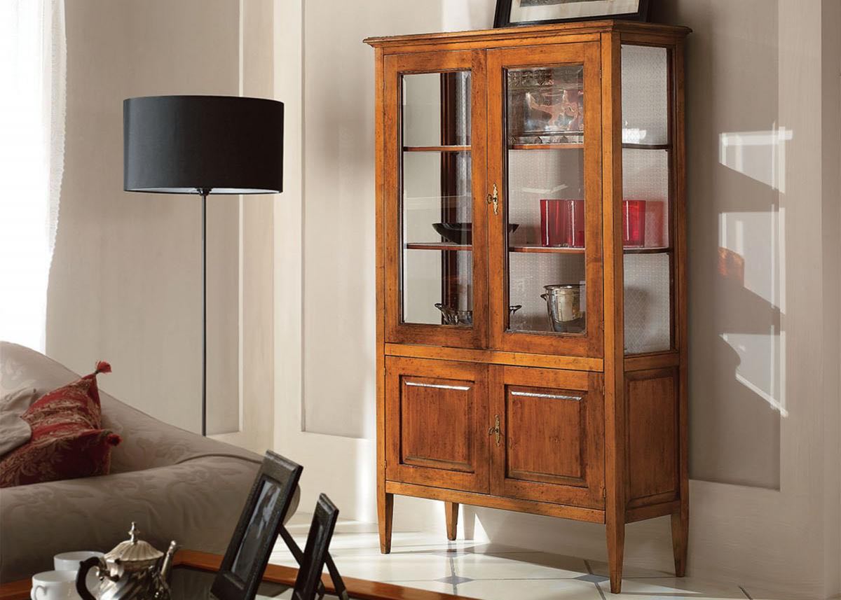 Витрина с двумя стеклянными дверцами и двумя дверцами из массива